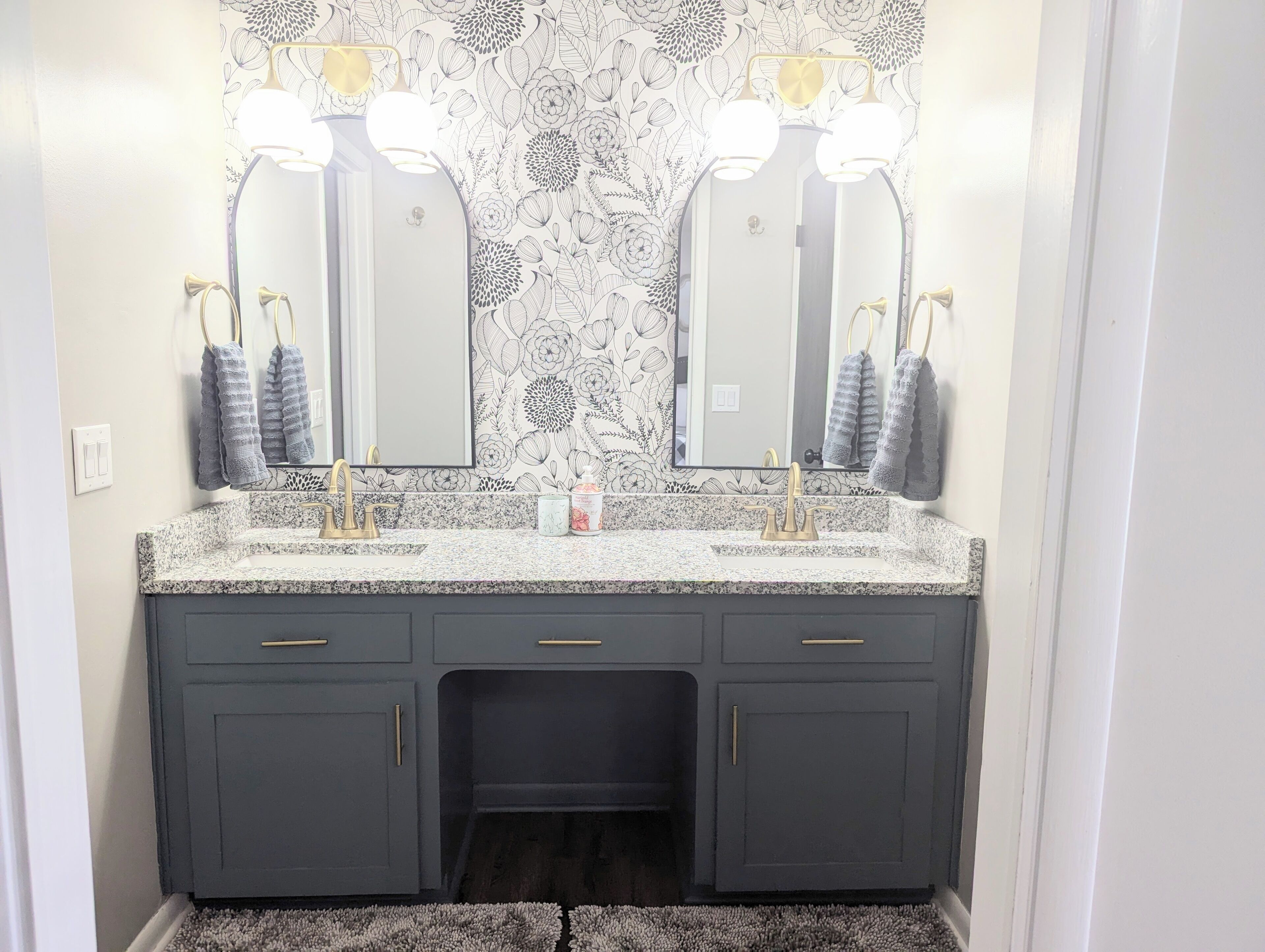 Haartrockner, Handtücher, Seife, Toilettenpapier