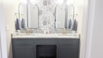 Secador de pelo, toallas, jabón y papel higiénico