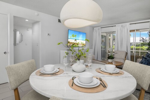 Beach Luxury Retreat • Walk to Beach & 5th Ave