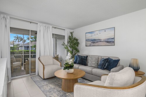 Beach Luxury Retreat • Walk to Beach & 5th Ave