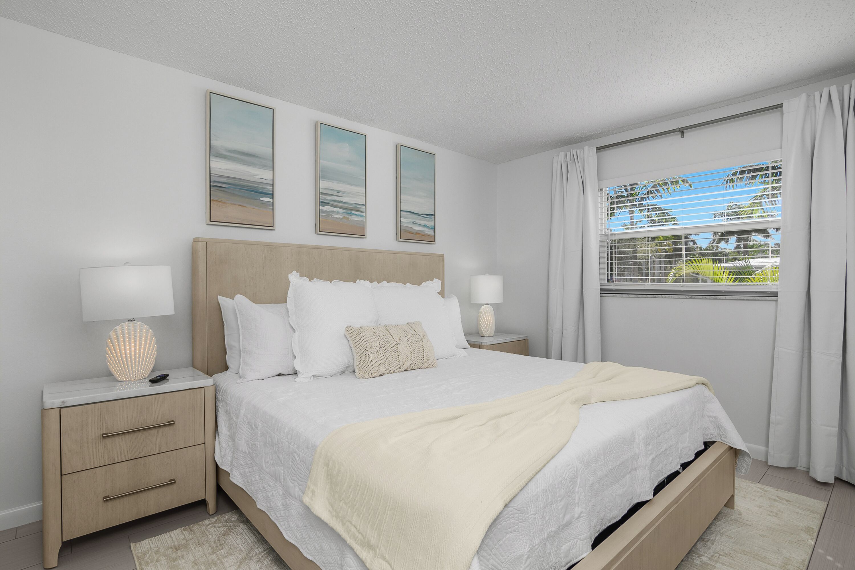 Tabla de planchar con plancha, wifi gratis y ropa de cama 