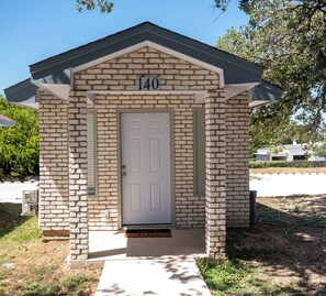 Exterior detail - Cozy Suite 140 1BR/1BA (San Antonio)