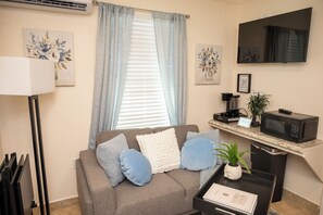 Living area - Cozy Suite 140 1BR/1BA (San Antonio)
