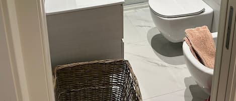 Haartrockner, Handtücher, Seife, Toilettenpapier