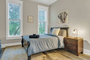 2 bedrooms, iron/ironing board, WiFi, bed sheets - Pet Friendly Apt |1 mile away from Norton Hospital (Louisville)