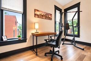 Business centre - Pet Friendly Apt |1 mile away from Norton Hospital (Louisville)