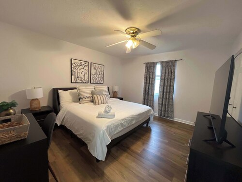 Sleek Modern 2-Bedroom Townhouse Near Bardstown Rd