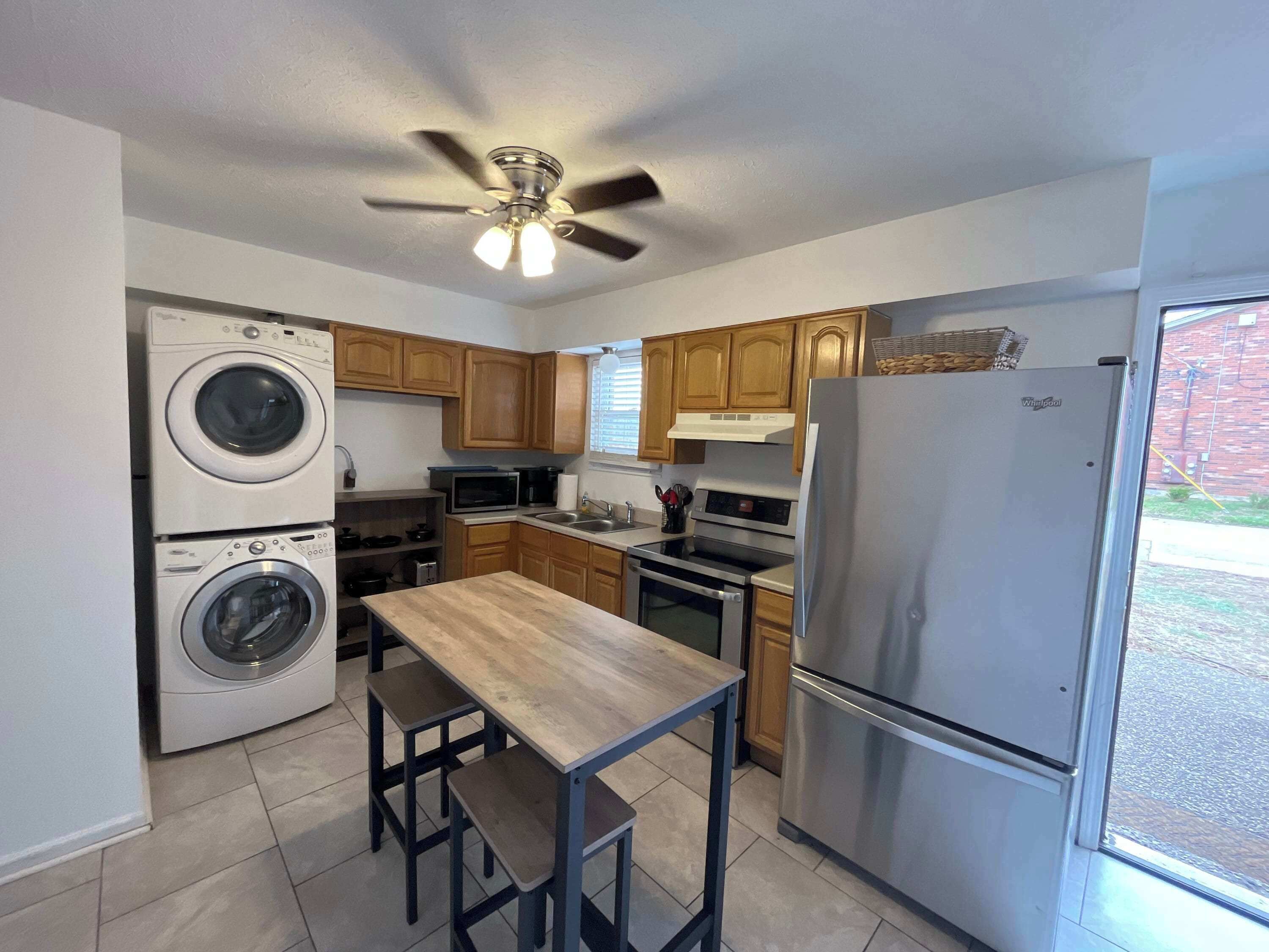 Cafetière/bouilloire, batterie de cuisine, vaisselle et ustensiles