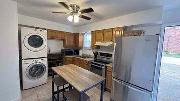 Cafetière/bouilloire, batterie de cuisine, vaisselle et ustensiles