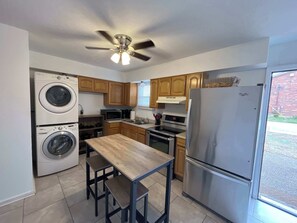 Coffee/tea maker, cookware/dishes/utensils