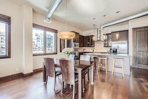 Dining - King Bed| Loft in LoDo RiNo| Mountain|BallparkView (Denver)