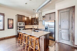 Fridge, microwave, oven, stovetop - King Bed| Loft in LoDo RiNo| Mountain|BallparkView (Denver)