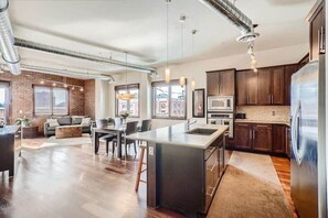 Interior - King Bed| Loft in LoDo RiNo| Mountain|BallparkView (Denver)