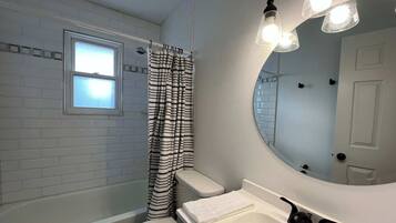 Douche, sèche-cheveux, serviettes fournies