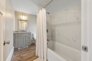 Hårføner, håndklær, såpe og toalettpapir