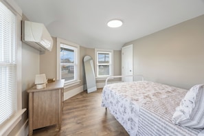 Tabla de planchar con plancha, wifi y ropa de cama