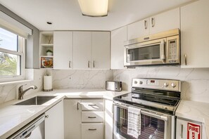 Fridge, microwave, oven, stovetop - Intracoastal Bliss at FL Yacht & Beach Club (Fort Lauderdale)