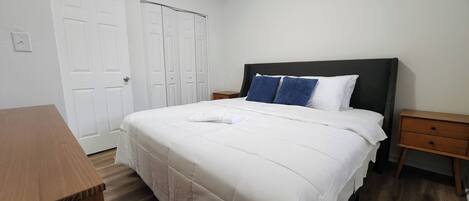 Een bureau, een strijkplank/strijkijzer, wifi