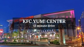 Modernilla lasijulkisivulla ja valaistuilla kylteillä varustettu KFC Yum! -keskus.