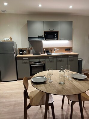 Réfrigérateur, micro-ondes, four, plaque de cuisson