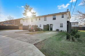 Exterior - Spacious Town Home | Free Parking | Pet Friendly (Louisville)