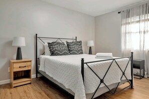 2 bedrooms, iron/ironing board, WiFi - Spacious Town Home | Free Parking | Pet Friendly (Louisville)