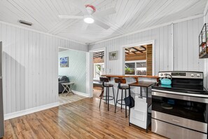 Interior - Charming Cottage Near Singer Island Beach, Peanut Island Ferry, Palm Beach (Riviera Beach)