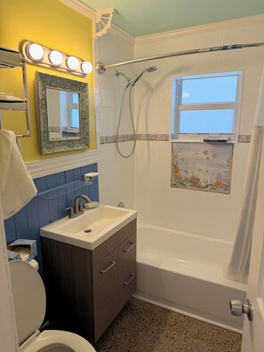 Hiustenkuivaaja, pyyhkeet, saippua, sampoo