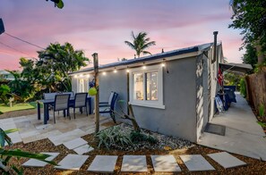 Outdoor dining - Charming Cottage Near Singer Island Beach, Peanut Island Ferry, Palm Beach (Riviera Beach)