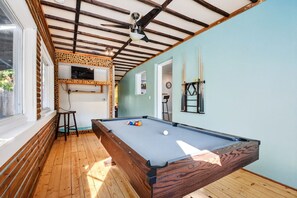 Games room - Charming Beach Cottage Near Singer Island and Peanut Island Ferry (Riviera Beach)