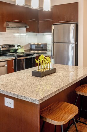 Microondas, horno, parrilla de estufa y lavavajillas 