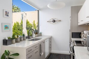 Een microgolfoven, een oven, een vaatwasser, een broodrooster