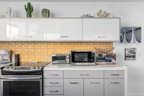 Microwave, oven, dishwasher, toaster - Cody Retreat - A Historic Oasis (Palm Springs)