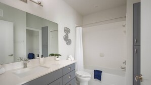 Shower, hair dryer, shampoo - 2BR Oasis w/ Gym, Parking Near Rvrwalk &Dome (San Antonio)