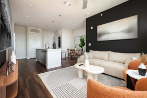 TV, offices - 2BR Oasis w/ Gym, Parking Near Rvrwalk &Dome (San Antonio)