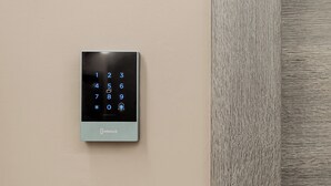 Intercom empotrado en la pared, con teclado numérico y rejilla para el altavoz.