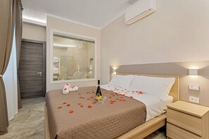 خزنة داخل الغرفة ومكتب وواي فاي مجانًا وملاءات أسرّة