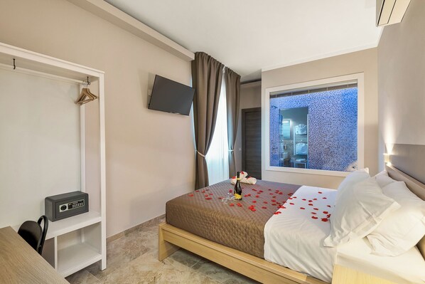 In-room safe, desk, free WiFi, bed sheets - TOC TOC - ROOM 15 - Relax Shower.At 650m from Central Station,900m from downtown (La Spezia)