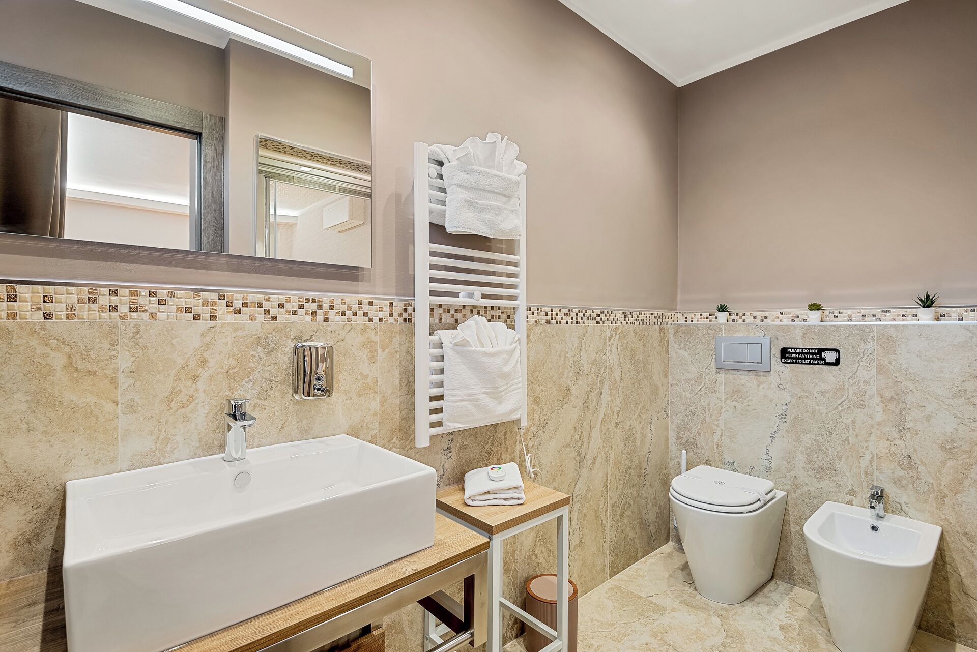 Dusche, Haartrockner, Bidet, Handtücher