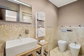 Shower, hair dryer, bidet, towels - TOC TOC - ROOM 15 - Relax Shower.At 650m from Central Station,900m from downtown (La Spezia)