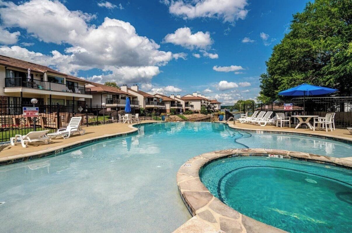 Utendørsbasseng og et oppvarmet basseng