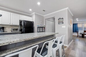 ثلاجة، ميكروويف، فرن، موقد طهي مسطح