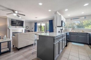 Jääkaappi, mikroaaltouuni, uuni, liesi