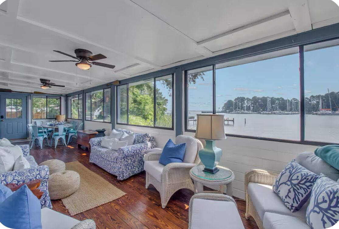 TV connectée, cheminée, livres, imprimantes