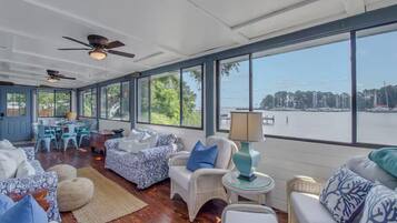 Älytelevisio, takka, kirjoja, tulostin