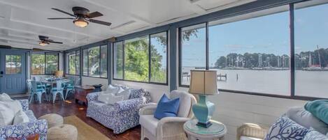 Älytelevisio, takka, kirjoja, tulostin