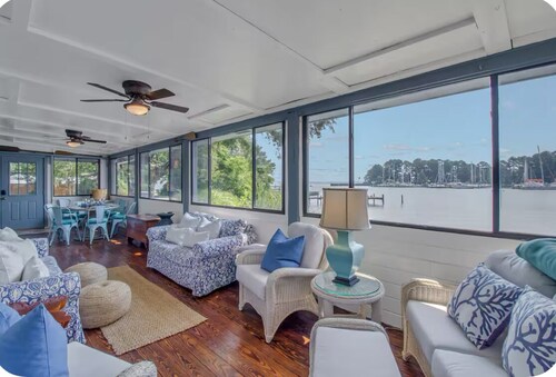 Quaint cottage in welcoming Topping with cozy charm, water view from all windows