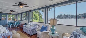 Quaint cottage in welcoming Topping with cozy charm, water view from all windows