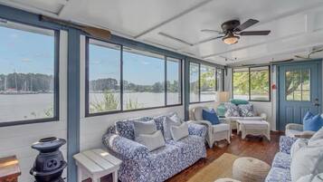 TV connectée, cheminée, livres, imprimantes