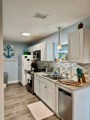 Microwave, stovetop, dishwasher, electric kettle - Ocean Breeze Retreat – Walk to the Beach! (St. Augustine)